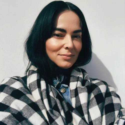 Ζενεβιέβ Μαζαρί | Η τέταρτη κριτής του GNTM δημοσίευσε τα πρώτα backstage πλάνα του show