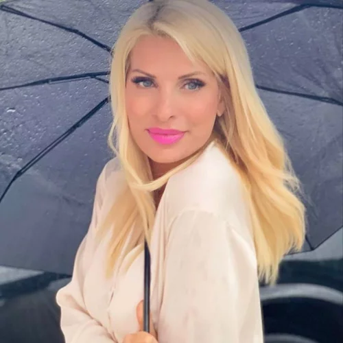 Ελένη Μενεγάκη | Ποζάρει στη βροχή με maxi φόρεμα