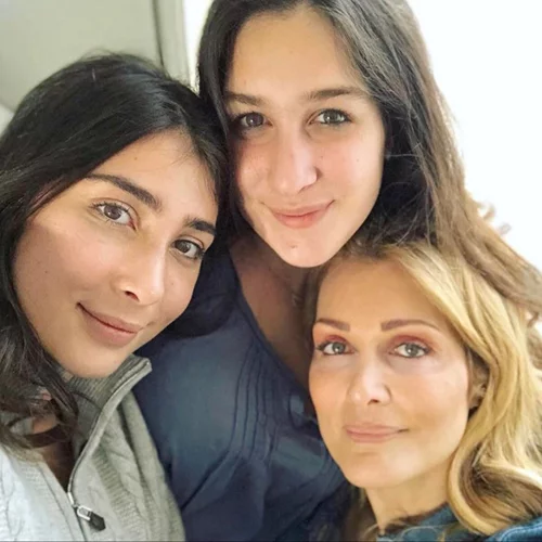 «Ευτυχία» | Η Νατάσα Θεοδωρίδου ποζάρει με τις κόρες της, Χριστιάνα και Αντριάνα