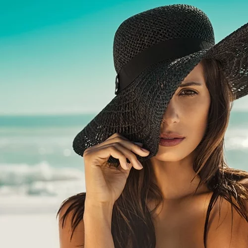 Γιατί είναι σημαντικό να προστατεύεις το κεφάλι και τα μαλλιά σου από τον ήλιο