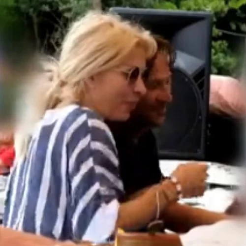 Ελένη Μενεγάκη & Μάκης Παντζόπουλος: Αγκαλιά σε γιορτή στην Άνδρο | Η μαντινάδα για τη βασίλισσα της TV