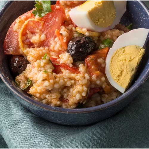 Κινόα με λαχανικά και αυγό | Εύκολη και υγιεινή συνταγή για ελαφρύ μεσημεριανό