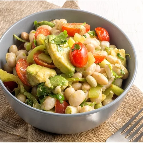 Σαλάτα με φασόλια χάντρες και αβοκάντο