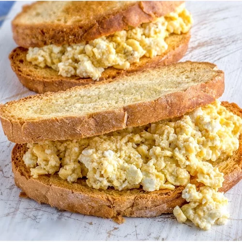 Σάντουιτς με scrambled eggs