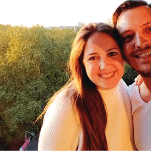 Η Θεοδώρα Γλίξμπουργκ και ο σύντροφός της όρισαν νέα ημερομηνία γάμου