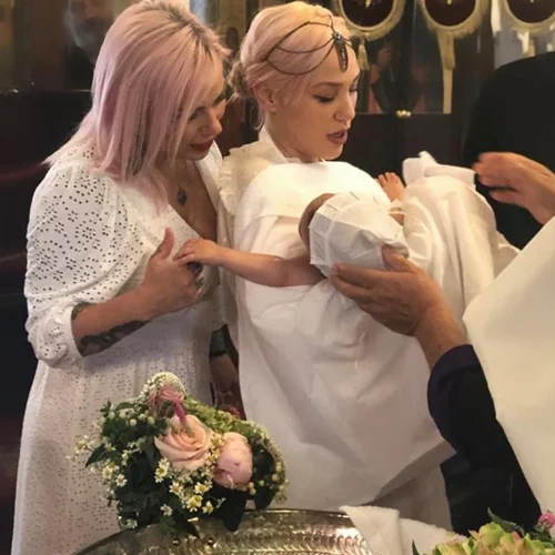 Η Πηνελόπη Αναστασοπούλου έγινε νονά | Το ρομαντικό look της και οι φωτογραφίες από την τελετή