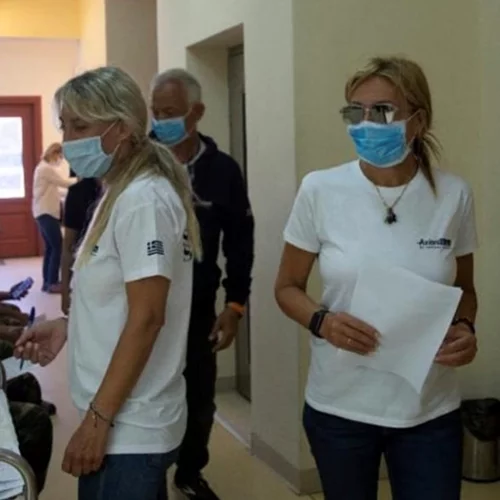 Η Μαρέβα Μητσοτάκη στο Καστελλόριζο με εθελοντές κατά του κορονοϊού - Με τζιν, γυαλιά ηλίου και μάσκα