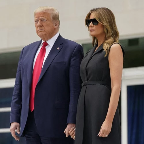 Έξυπνη, ψυχρή και «καρχαρίας» η Melania | Πώς εκβίασε τον Trump και άλλαξε το προγαμιαίο συμβόλαιο πριν μετακομίσει στον Λευκό Οίκο