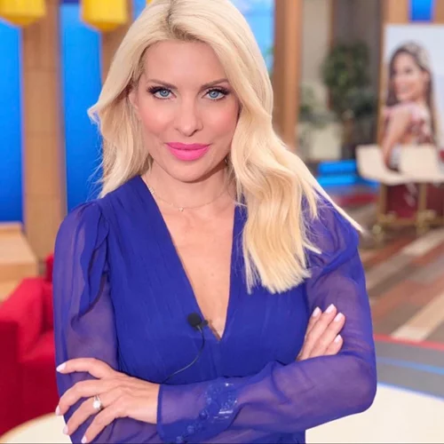 Ελένη Μενεγάκη | Το mini royal blue φόρεμα που επέλεξε σε μια από τις τελευταίες της εκπομπές