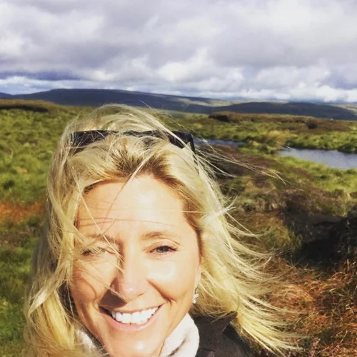 Marie-Chantal | Σχεδίασε και λανσάρει το ίδιο φόρεμα που φορούσε όταν ήταν μικρό κορίτσι (pic)