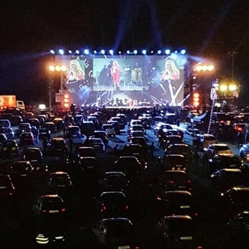 Νατάσα Θεοδωρίδου | Άρθρο στη «The Guardian» η συναυλία της στο drive in φεστιβάλ της Γλυφάδας