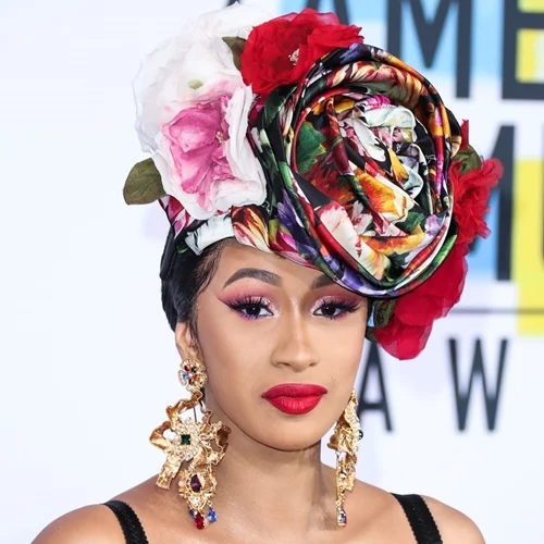 H Cardi B μοιράστηκε τη DIY μάσκα που έσωσε τα μαλλιά της από τις συχνές βαφές και το heat styling