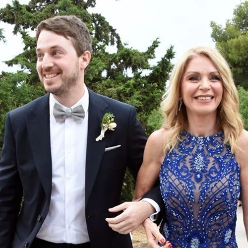 Ελλη Στάη | Ο γιος της Μάρκος Κατσίμης κάνει βόλτα με τον εγγονό της στο κέντρο της Αθήνας (pics)