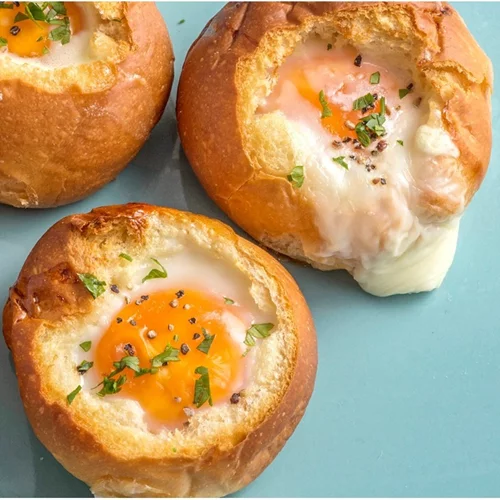 Γεμιστά Ψωμάκια με Αυγό, Γραβιέρα και Ζαμπόν