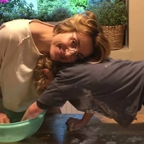 Ευδοκία Ρουμελιώτη | «Δαμάζοντας τα κύματα» - H τρυφερή φωτογραφία στη θάλασσα με τον γιο της