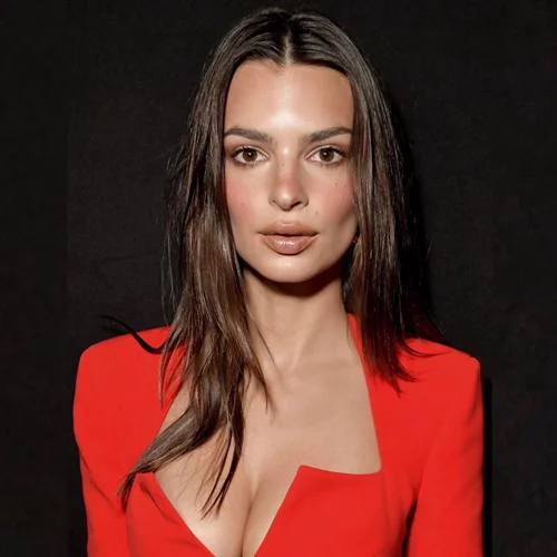 Η Εmily Ratajkowski έγινε για πρώτη φορά ξανθιά