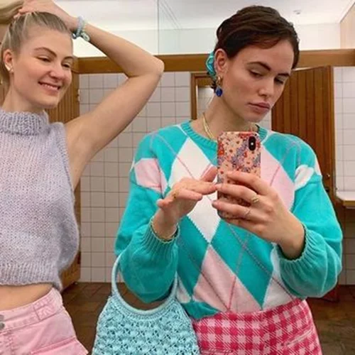 «Φοράω μόνο παντελόνια και αυτό είναι το πιο feel good trend που έχω δει μέσα στο 2020»