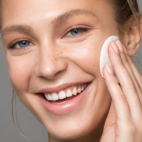 Πόσο απαραίτητη είναι τελικά η τονωτική λοσιόν σε μια skincare ρουτίνα;