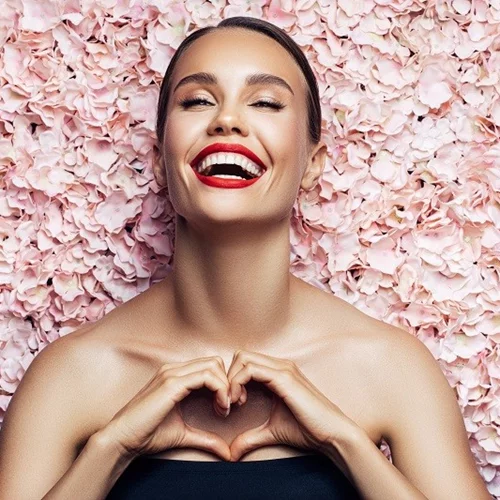 Κόκκινο κραγιόν το καλοκαίρι; Όλα τα tips για σωστή εφαρμογή