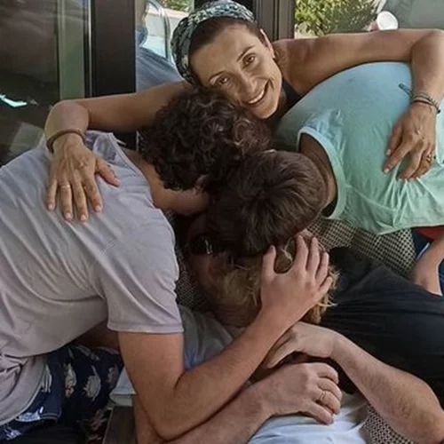 Eυδοκία Ρουμελιώτη | Έκανε μια θεαματική βουτιά στην πισίνα με τον γιο της