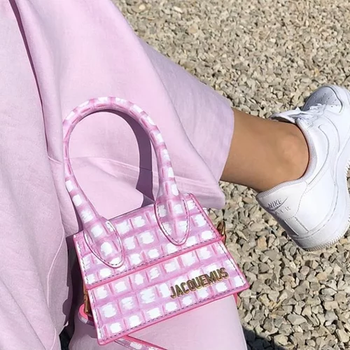 Ποιο είναι το πιο trendy thing που υπάρχει αυτή τη στιγμή μέσα στην τσάντα σου;