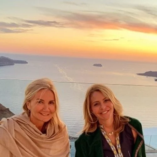 Μαρέβα Μητσοτάκη- Τζένη Μπαλατσινού | Η κοινή φωτογραφία με θέα το ηλιοβασίλεμα της Σαντορίνης