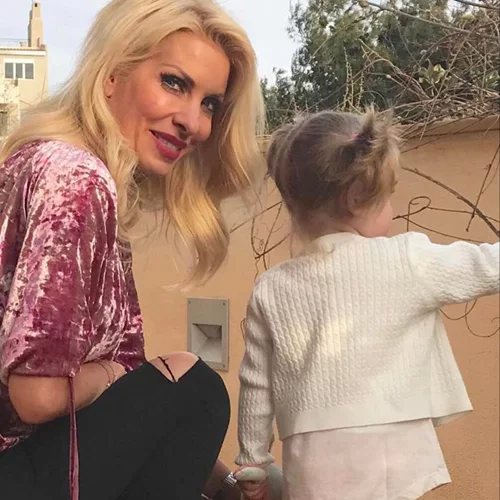 Ελένη Μενεγάκη | Με την κατάξανθη κόρη της, Μαρίνα στο σχολείο (vid)