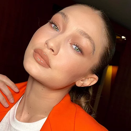 10 nude κραγιόν που όλες οι γυναίκες θα πρέπει να έχουν στη συλλογή τους