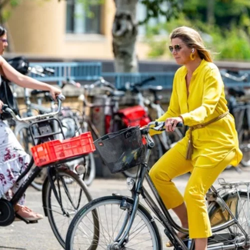 Η βασίλισσα Μαξίμα φόρεσε το πιο δυνατό χρώμα του καλοκαιριού