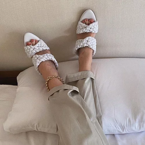 Έχεις ραντεβού για πεντικιούρ; Αυτό είναι το χρώμα που επιλέγουν όλα τα fashion girls για τα πέδιλά τους