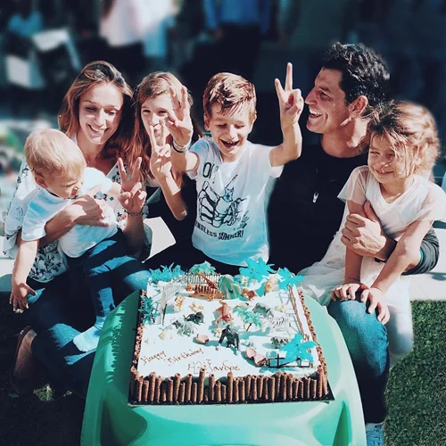 Μάθαμε γιατί ο Σάκης Ρουβάς έχει δώσει σε όλα τα παιδιά του ονόματα από άλφα