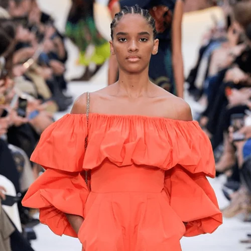 Αυτή η ζεστή απόχρωση θα απογειώσει τα καλοκαιρινά looks