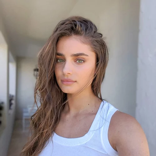 Taylor Hill | Άλλαξε τελείως το hair look της και δείχνει πιο κομψή από ποτέ