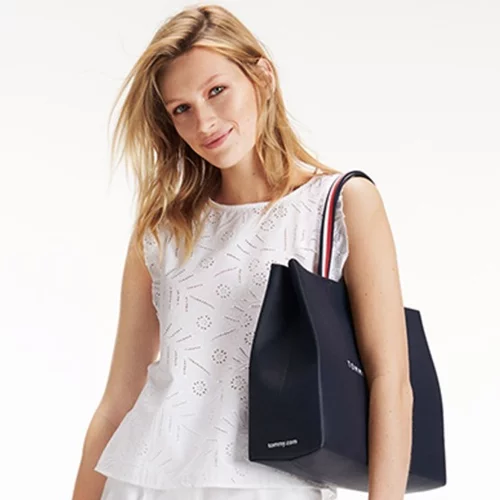 Τσάντες και παπούτσια κλέβουν την παράσταση στην καλοκαιρινή Tommy Hilfiger συλλογή