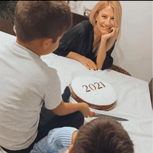 Φαίη Σκορδά | Δες φωτογραφίες από το σπίτι που μένει με τους γιους της στη Βούλα (pics)