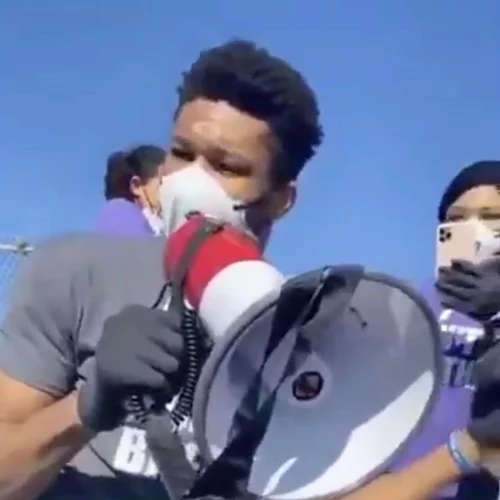 Ο Γιάννης Αντετοκούνμπο σε διαδήλωση στο Μιλγουόκι | «Θέλω τα παιδιά μου να μεγαλώσουν και να μην φοβούνται»