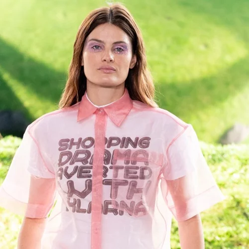 Οι διαφάνειες είναι το micro-trend που σου προτείνουμε να υιοθετήσεις αυτή τη σεζόν