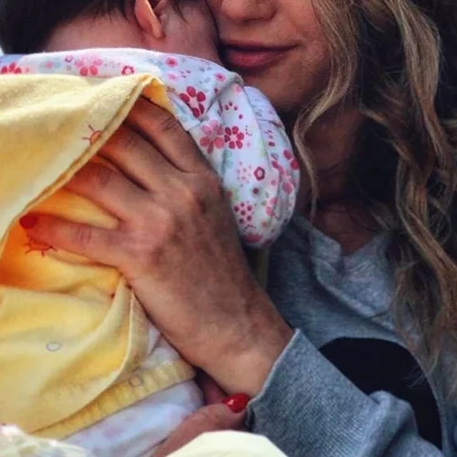 Γνωστή Ελληνίδα τραγουδίστρια μάς δείχνει το σώμα της 3,5 μήνες μετά τη γέννα