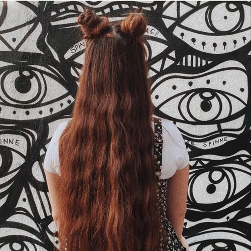 Νικόλ Σαραβάκου | Η κόρη του πασίγνωστου ποδοσφαιριστή έχει τα πιο μακριά μαλλιά στην ελληνική showbiz