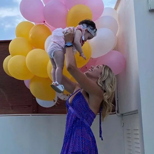 Περήφανη νονά η Κωνσταντίνα Σπυροπούλου | Το maxi φόρεμα που επέλεξε στο πάρτι της βαφτιστήρας της