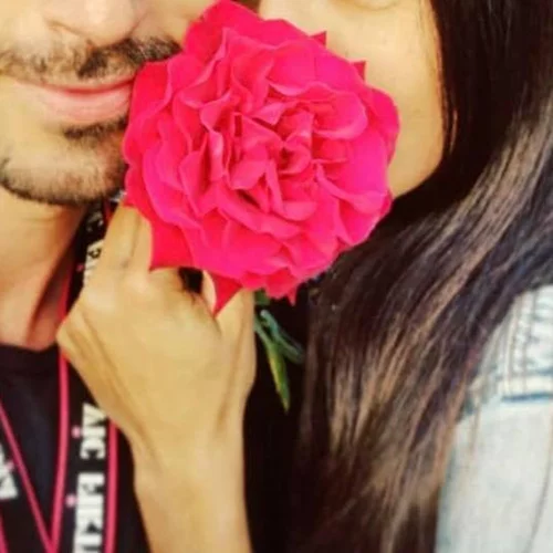 Γνωστή Ελληνίδα παρουσιάστρια δοκιμάζει κουφέτα για τον γάμο της (pics)