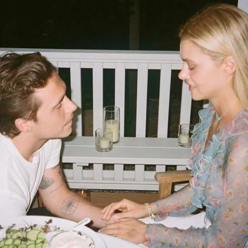 Ο γιος των Beckham, Brooklyn, αρραβωνιάστηκε | Η στιγμή που γονατίζει μπροστά στη Nicola Peltz (pics)