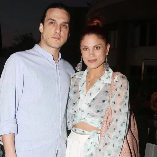 Μαίρη Συνατσάκη | Το ιδιαίτερο outfit που επέλεξε σε θεατρική έξοδο με τον Αιμιλιανό Σταματάκη