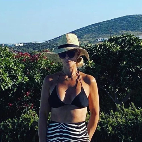Μαρία Μπακοδήμου | Το καλλίγραμμο σώμα που διαθέτει στα 55 της χρόνια και το ψηλόμεσο μαγιό που επέλεξε