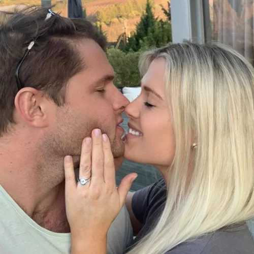 Πριγκίπισσα Diana | Η πανέμορφη ανιψιά της, Amelia Spencer ανεβαίνει τα σκαλιά της εκκλησίας (pics)