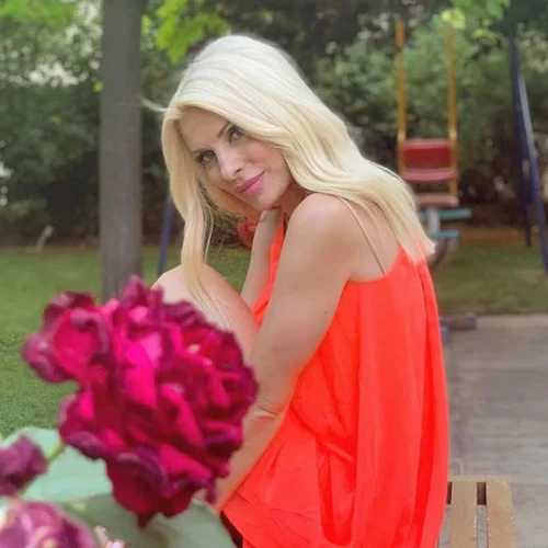 Επιστροφή στην Αθήνα για την Ελένη Μενεγάκη | Η φωτογραφία με κόκκινο mini φόρεμα από τον κήπο της