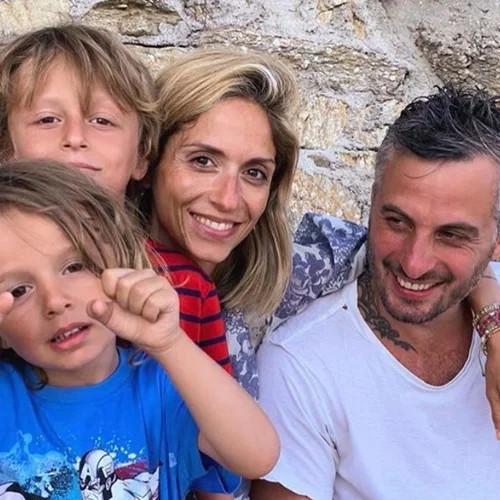 Σοφία Καρβέλα - Θανάσης Πανουργιάς | Το εντυπωσιακό χριστουγεννιάτικο δέντρο του σπιτιού τους και τα πιο ξεχωριστά «δώρα»