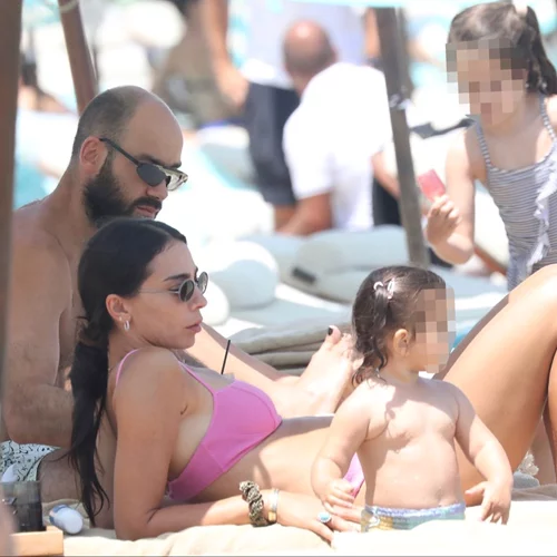 Ολυμπία Χοψονίδου-Βασίλης Σπανούλης | Οι οικογενειακές στιγμές και οι βουτιές στην πισίνα