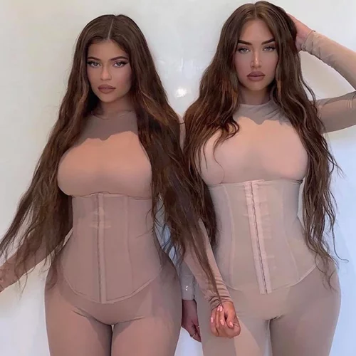 Η Kylie Jenner φωτογραφίζεται με τη «δίδυμη» Ελληνίδα κολλητή της