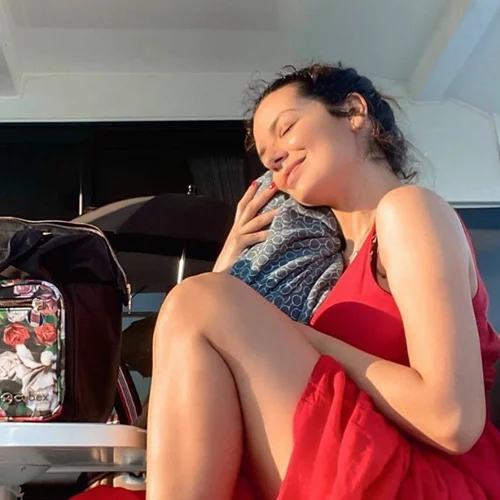 Νικολέττα Ράλλη | Το κόκκινο maxi φόρεμα που επέλεξε στην πρώτη βόλτα με τη νεογέννητη κόρη της